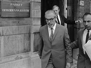 Verwey verlaat het gebouw van de Officier van Justitie.*24 mei 1971
